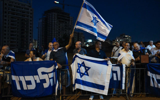 Protesters backing Prime Minister Benjamin Netanyahu show their support outside the home of Attorney General Avichai Mandelblit, in Petah Tikva on August 05, 2017. (Tomer Neuberg/Flash90) Protesters backing Prime Minister Benjamin Netanyahu show their support outside the home of Attorney General Avichai Mandelblit, in Petah Tikva on August 05, 2017. (Tomer Neuberg/Flash90)