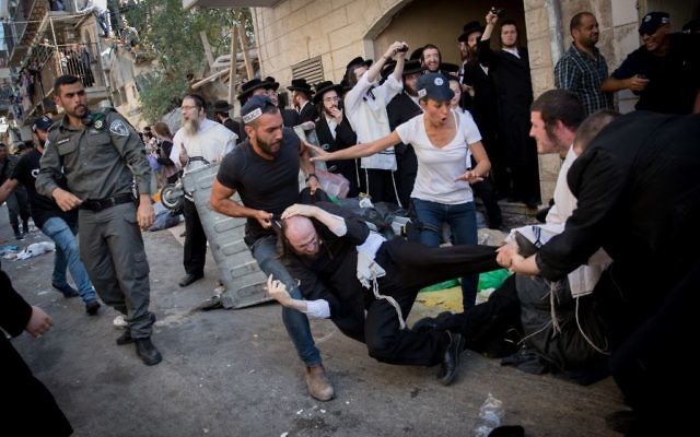 Israeli police officers clash with ultra-Orthodox Jews during a raid on an anti-draft office in the Mea Shearim neighborhood on August 8, 2017. (Yonatan Sindel/Flash90) Israeli police officers clash with ultra-Orthodox Jews during a raid on an anti-draft office in the Mea Shearim neighborhood on August 8, 2017. (Yonatan Sindel/Flash90)