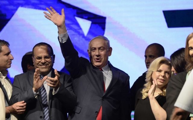 Prime Minister Benjamin Netanyahu with his wife Sara and Likud party members at a rally in his support, in Tel Aviv, on August 9, 2017. (Tomer Neuberg/Flash90)