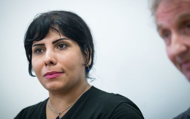 Iranian-born journalist Neda Amin (L) with David Horovitz (R), founding editor of The Times of Israel, during a press conference at The Times of Israel’s Jerusalem offices, a few hours after she arrived to Israel. August 10, 2017. (Yonatan Sindel/Flash90)
