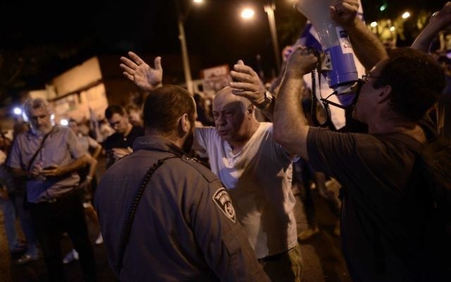 Demonstrators attend a protest against government corruption n Petah Tikva, August 19, 2017. (Tomer Neuberg/Flash90) Demonstrators attend a protest against government corruption n Petah Tikva, August 19, 2017. (Tomer Neuberg/Flash90)