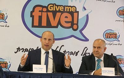 Education Minister Naftali Bennett, left and Education Ministry director-general Shmuel Abuav at a press conference in Tel Aviv, August 30, 2017. (Yossi Zamir)