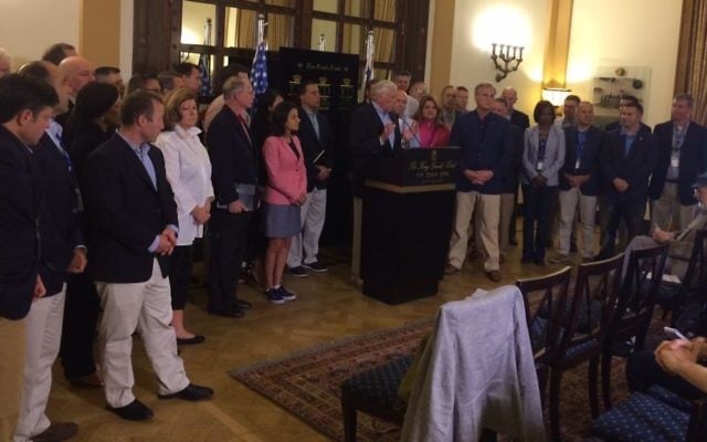 Over 50 US Congressmen from both sides of the aisle at a press conference in Jerusalem, August 8, 2017 /courtesy) Over 50 US Congressmen from both sides of the aisle at a press conference in Jerusalem, August 8, 2017 /courtesy)
