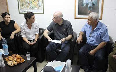 Jason greenblatt, second right, speaks to resident of Nahal Oz on August 30, 2017. (The Israel Project)