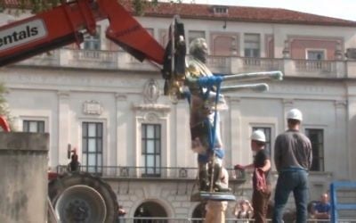 Screen capture from video showing construction workers removing a statue of former Confederate President Jefferson Davis from the University of Texas campus, August 30, 2015. (YouTube/kxan)