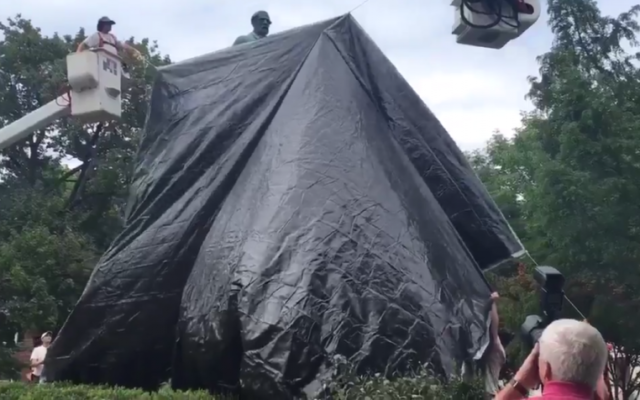 Workers place a tarp over statue of Confederate General Robert E. Lee on August 23, 2017. (Screen capture/Twitter) Workers place a tarp over statue of Confederate General Robert E. Lee on August 23, 2017. (Screen capture/Twitter)