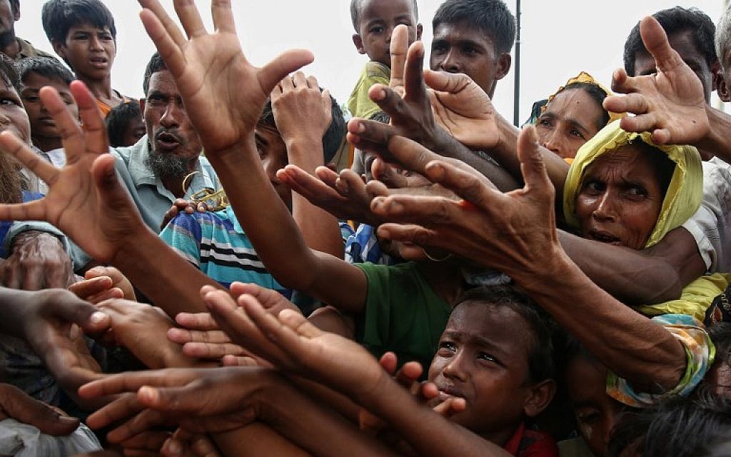 This August 30, 2017 photo shows Rohingya refugees reaching for food aid at Kutupalong refugee camp in Ukhiya near the Bangladesh-Myanmar border. (AFP PHOTO / STR) This August 30, 2017 photo shows Rohingya refugees reaching for food aid at Kutupalong refugee camp in Ukhiya near the Bangladesh-Myanmar border. (AFP PHOTO / STR)