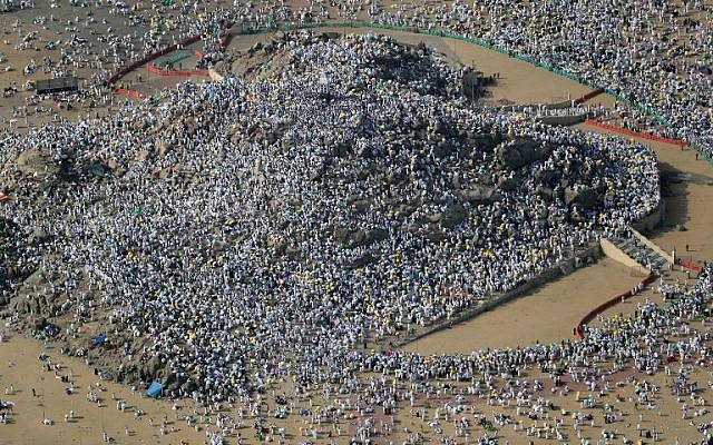 An aerial view shows Muslim pilgrims gathering on Mount Arafat, southeast of the Saudi holy city of Mecca, as part of the Hajj pilgrimage, on August 31, 2017. (AFP Photo/Karim Sahib)