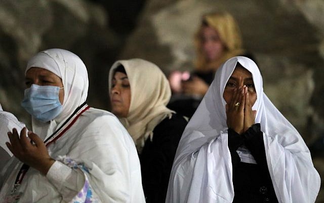 Muslim pilgrims pray on Mount Arafat as part of the Hajj pilgrimage early on August 31, 2017. (AFP Photo/Karim Sahib)