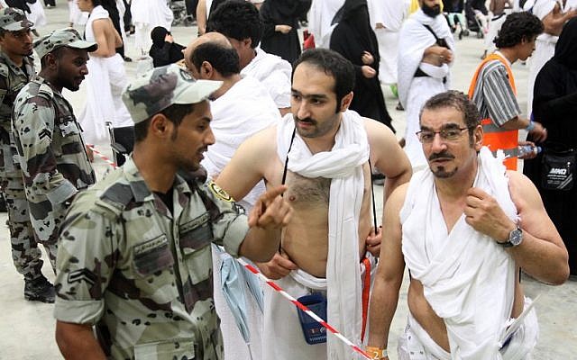 Saudi security personnel assist pilgrims as they head to take part in the symbolic stoning of the devil at the Jamarat Bridge in Mina, near Mecca, which marks the final major rite of the hajj on, September 1, 2017. (AFP Photo/Bandar Aldandani)