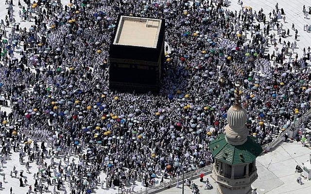 An aerial view shows Muslim pilgrims circling the Kaaba, Islam's holiest shrine, at the Grand Mosque in Saudi Arabia's holy city of Mecca on September 2, 2017. (AFP Photo/Karim Sahib)