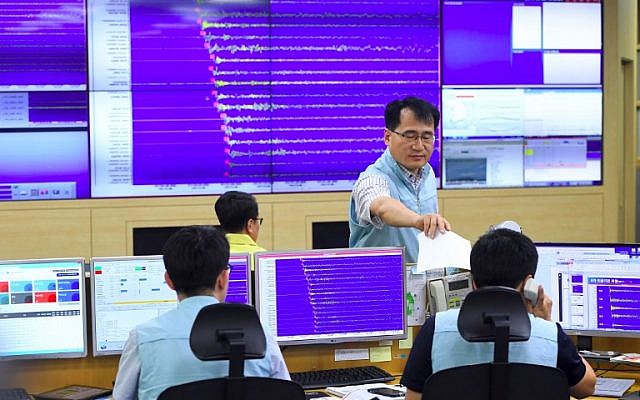 South Korean officials monitor screens showing a graph of seismic waves originating from North Korea, at the Korea Meteorological Administration in Seoul on September 3, 2017. (AFP PHOTO / JUNG Yeon-Je) South Korean officials monitor screens showing a graph of seismic waves originating from North Korea, at the Korea Meteorological Administration in Seoul on September 3, 2017. (AFP PHOTO / JUNG Yeon-Je)