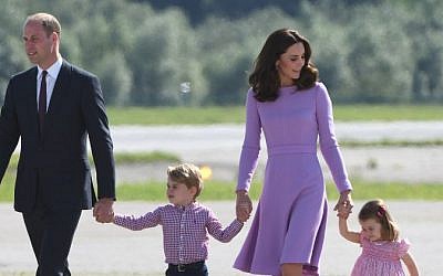 This photo taken on July 21, 2017 shows Britain's Prince William, Duke of Cambridge and his wife Kate, the Duchess of Cambridge, and their children Prince George and Princess Charlotte on the tarmac of the Airbus compound in Hamburg, northern Germany. (AFP PHOTO / Patrik STOLLARZ)