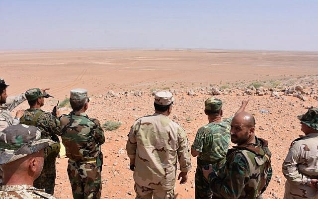 Syrian government forces look at the horizon from a hill in Bir Qabaqib, more than 40 kilometers west of Deir Ezzor, after taking control of the area on their way to Kobajjep in the ongoing battle against Islamic State group jihadists, September 4, 2017. (AFP/George OURFALIAN) Syrian government forces look at the horizon from a hill in Bir Qabaqib, more than 40 kilometers west of Deir Ezzor, after taking control of the area on their way to Kobajjep in the ongoing battle against Islamic State group jihadists, September 4, 2017. (AFP/George OURFALIAN)
