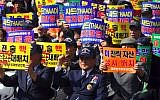 Members of the Korean Veterans' Association hold up banners in Seoul, South Korea, during a rally demanding the re-deployment of US tactical nuclear weapons in South Korea to cope with North Korea's nuclear threat, in Seoul, September 12, 2017. (AFP/JUNG Yeon-Je)