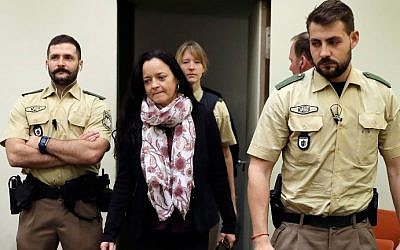 SUrviving member of neo-Nazi gang Beate Zschaepe (2nd L) arrives at a courtroom on September 12, 2017 in Munich, southern Germany. (AFP PHOTO / dpa / Matthias Schrader)