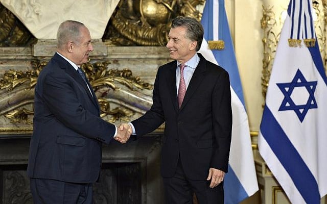 Prime Minister Benjamin Netanyahu, left, shakes hands with Argentina's President Mauricio Macri before a working meeting at the Casa Rosada presidential house in Buenos Aires on September 12, 2017. (AFP / JUAN MABROMATA) Prime Minister Benjamin Netanyahu, left, shakes hands with Argentina's President Mauricio Macri before a working meeting at the Casa Rosada presidential house in Buenos Aires on September 12, 2017. (AFP / JUAN MABROMATA)