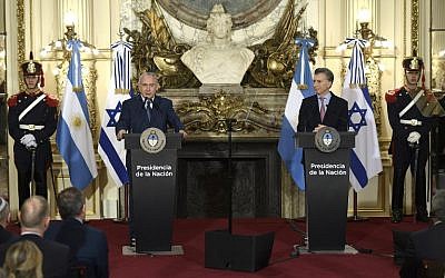 Prime Minister Benjamin Netanyahu, left, delivers a speech next to Argentina's President Mauricio Macri during a press conference at the Casa Rosada presidential house in Buenos Aires, September 12, 2017. (AFP/JUAN MABROMATA)