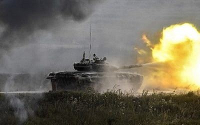 A Russian T-90 tank fired in Kubinka Patriot Park outside Moscow during the first day of the "Army 2017" International Military-Technical Forum on August 22, 2017. (Alexander Nemenov/AFP)