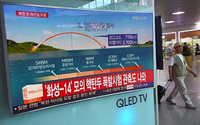 A man walks past a screen at a railway station in Seoul, South Korea, showing a news graphic of a North Korean missile launch, September 15, 2017. (AFP PHOTO / JUNG Yeon-Je) A man walks past a screen at a railway station in Seoul, South Korea, showing a news graphic of a North Korean missile launch, September 15, 2017. (AFP PHOTO / JUNG Yeon-Je)