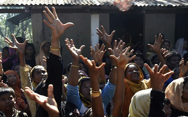 Rohingya Muslim refugees scuffle for relief supplies at Kutupalong refugee camp in Bangladesh's Cox's Bazar district on September 15, 2017. (AFP Photo/Dominique Faget) Rohingya Muslim refugees scuffle for relief supplies at Kutupalong refugee camp in Bangladesh's Cox's Bazar district on September 15, 2017. (AFP Photo/Dominique Faget)