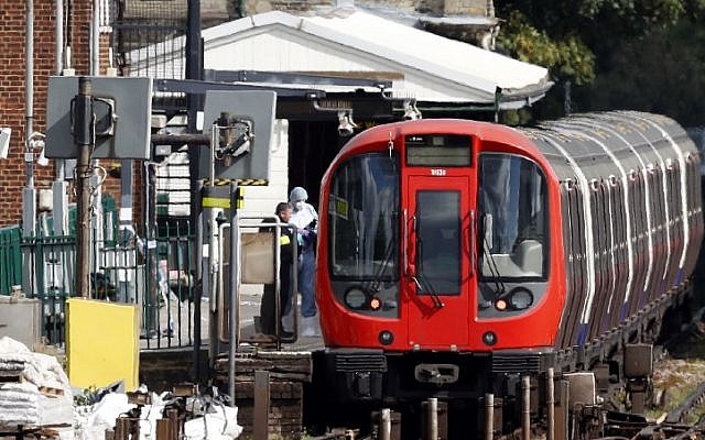Forensics officers work next to Underground train at a platform at Parsons Green station in London on September 15, 2017. (AFP Photo/Adrian Dennis) Forensics officers work next to Underground train at a platform at Parsons Green station in London on September 15, 2017. (AFP Photo/Adrian Dennis)