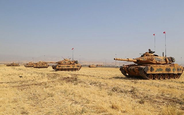 Turkish tanks are seen near the Habur crossing gate between Turkey and Iraq during a military drill, September 18, 2017. (AFP/STR) Turkish tanks are seen near the Habur crossing gate between Turkey and Iraq during a military drill, September 18, 2017. (AFP/STR)