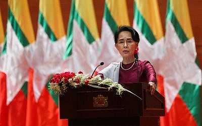 Myanmar's State Counsellor Aung San Suu Kyi delivers a national address in Naypyidaw on September 19, 2017. (AFP/Ye Aung Thu)