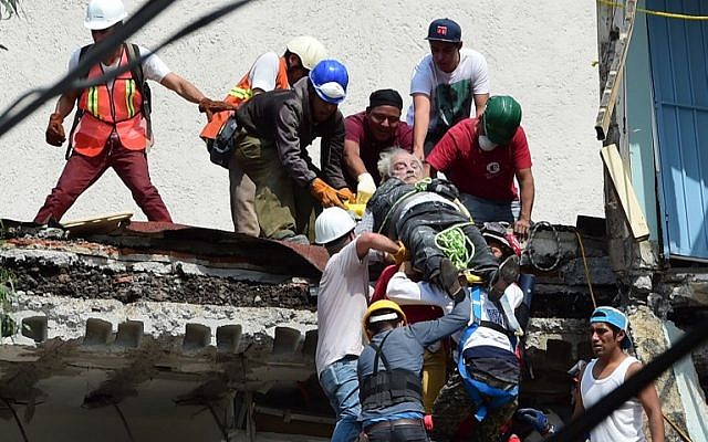 A man is pulled out of the rubble alive following a quake in Mexico City on September 19, 2017.(AFP PHOTO / Ronaldo SCHEMIDT) A man is pulled out of the rubble alive following a quake in Mexico City on September 19, 2017.(AFP PHOTO / Ronaldo SCHEMIDT)