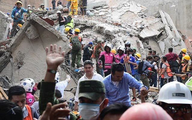 Rescuers, firefighters, policemen, soldiers and volunteers remove rubble and debris from a flattened building in search of survivors after a powerful quake in Mexico City on September 19, 2017. (AFP/Ronaldo Schemidt) Rescuers, firefighters, policemen, soldiers and volunteers remove rubble and debris from a flattened building in search of survivors after a powerful quake in Mexico City on September 19, 2017. (AFP/Ronaldo Schemidt)