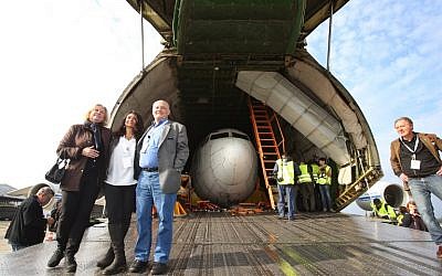 Juergen Vietor (3rd L), former co-pilot of the old Boeing 737 plane seen next to him, former flight attendant Gabriele von Lutzau (L) and former flight passenger Diana Muell (2nd L) pose in front of the former "Landshut" aircraft of German airline Lufthansa, in the cargo space of an Antonov AN 124 cargo plane after landing at the airport in Friedrichshafen, southern Germany, on September 23, 2017. ( AFP PHOTO / dpa / Karl-Josef Hildenbrand )