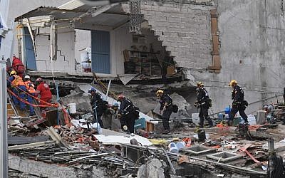 Rescue workers evacuate after a seismic alert sounded in Mexico City on September 23, 2017, four days after the powerful quake that hit central Mexico. (AFP Photo/Pedro Pardo)