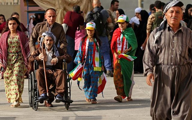 Iraqi Kurds arrive to cast their votes in the Kurdish independence referendum at a polling station in Arbil, the capital of the autonomous Kurdish region of northern Iraq, September 25, 2017. (AFP/SAFIN HAMED) Iraqi Kurds arrive to cast their votes in the Kurdish independence referendum at a polling station in Arbil, the capital of the autonomous Kurdish region of northern Iraq, September 25, 2017. (AFP/SAFIN HAMED)
