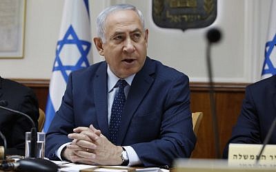 Prime Minister Benjamin Netanyahu opens the weekly cabinet meeting at the Prime Minister's Residence in Jerusalem on September 26, 2017. (AFP Photo/Pool/Gali Tibbon)