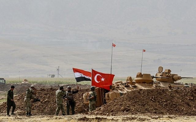 Soldiers stand next to tanks bearing Turkish and Iraqi flags during a joint military exercise near the Turkish-Iraqi border at Silopi district in Sirnak on September 26, 2017. (AFP Photo/Ilyas Akengin) Soldiers stand next to tanks bearing Turkish and Iraqi flags during a joint military exercise near the Turkish-Iraqi border at Silopi district in Sirnak on September 26, 2017. (AFP Photo/Ilyas Akengin)