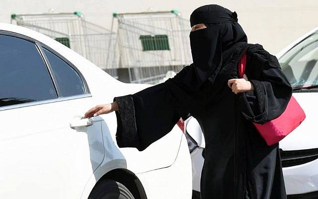 This file photo taken on October 26, 2014, shows a Saudi woman getting into a taxi at a mall in Riyadh. (AFP Photo/Fayez Nureldine) This file photo taken on October 26, 2014, shows a Saudi woman getting into a taxi at a mall in Riyadh. (AFP Photo/Fayez Nureldine)