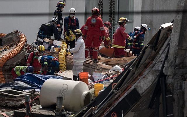 Rescuers work on the recovery of victims from the Alvaro Oregon 286 building collapsed during the 7.1-magnitude earthquake, in Mexico City on September 27, 2017. (AFP / Guillermo Arias) Rescuers work on the recovery of victims from the Alvaro Oregon 286 building collapsed during the 7.1-magnitude earthquake, in Mexico City on September 27, 2017. (AFP / Guillermo Arias)