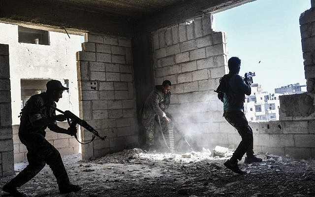 Members of the Syrian Democratic Forces fire their arms during a battle against Islamic State (IS) group jihadists to retake the central hospital of Raqqa on the western frontline of the city on September 28, 2017 (AFP PHOTO / BULENT KILIC) Members of the Syrian Democratic Forces fire their arms during a battle against Islamic State (IS) group jihadists to retake the central hospital of Raqqa on the western frontline of the city on September 28, 2017 (AFP PHOTO / BULENT KILIC)