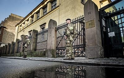 Illustrative: Danish soldiers guard a synagogue in Copenhagen, Denmark, on September 29, 2017. (AFP/ SCANPIX DENMARK / Mads Claus Rasmussen)