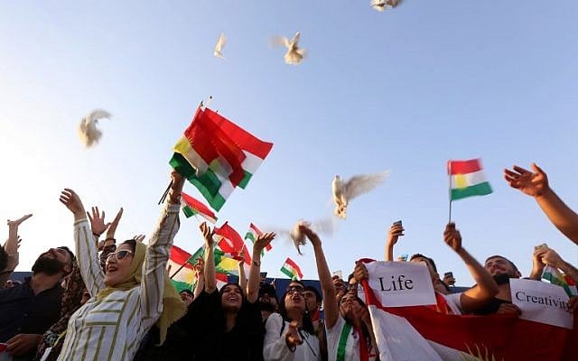 Iraqi Kurds release doves during in a demonstration at Irbil airport, in the capital of Iraq's autonomous northern Kurdish region, after the central government ordered the indefinite halt to all foreign flights to and from Iraqi Kurdistan on September 29, 2017. (AFP Photo/Safin Hamed) Iraqi Kurds release doves during in a demonstration at Irbil airport, in the capital of Iraq's autonomous northern Kurdish region, after the central government ordered the indefinite halt to all foreign flights to and from Iraqi Kurdistan on September 29, 2017. (AFP Photo/Safin Hamed)
