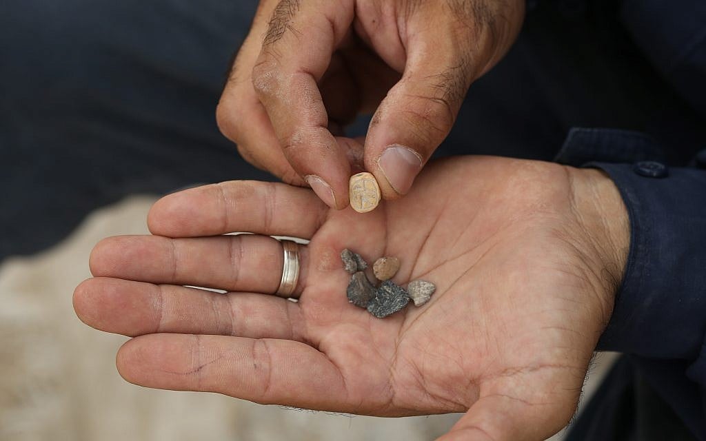 A collection of bullae (sealings). (Eliyahu Yanai, City of David)