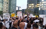 Hundreds of Israelis rally for government recognition of the so-called missing Yemenite children affair in Tel Aviv on September 25, 2017 (Times of Israel staff)
