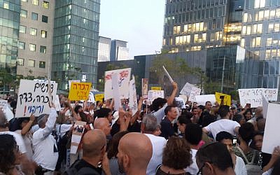 Hundreds of Israelis rally for government recognition of the so-called missing Yemenite children affair in Tel Aviv on September 25, 2017 (Times of Israel staff)