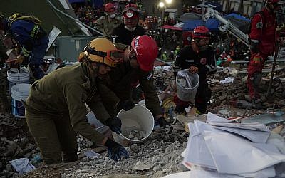 IDF soldiers search for survivors in a building that collapsed during an earthquake that struck Mexico on September 24, 2017. (Israel Defense Forces)