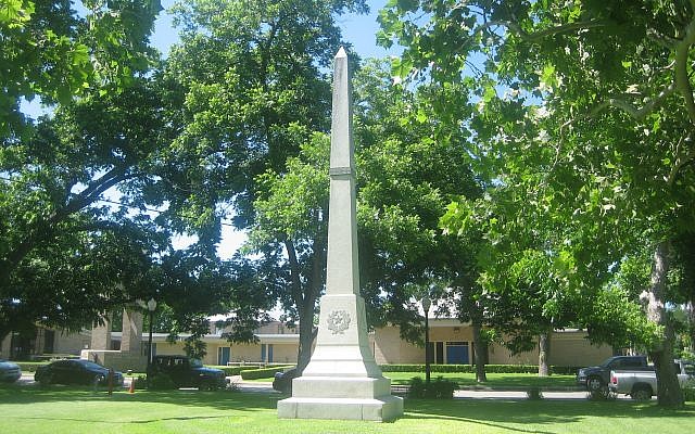 Illustrative image of memorial to Confederate soldiers outside Bastrop County, TX, Courthouse. (CC BY-SA Billy Hathorn, Wikimedia commons) Illustrative image of memorial to Confederate soldiers outside Bastrop County, TX, Courthouse. (CC BY-SA Billy Hathorn, Wikimedia commons)