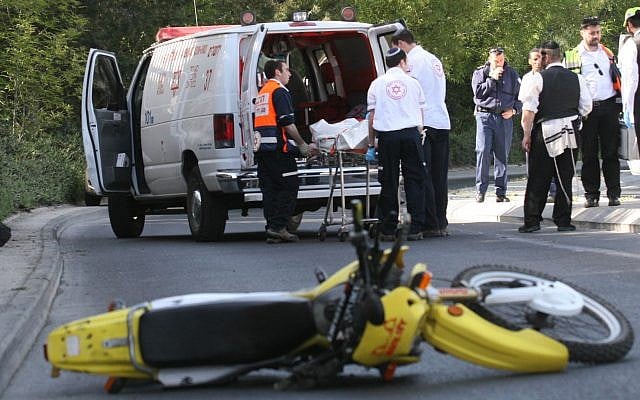 File: MDA paramedics remove the body of a motorcyclist who was killed after he crashed on Ish Shalom Road in Jerusalem on May 28, 2008. (Yossi Zamir/Flash90) File: MDA paramedics remove the body of a motorcyclist who was killed after he crashed on Ish Shalom Road in Jerusalem on May 28, 2008. (Yossi Zamir/Flash90)