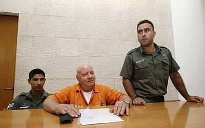 Zvi Gur (c), serving a life-sentence for the murder of Oron Yarden, in the Supreme Court on July 6, 2009 (Miriam Alster/Flash90)