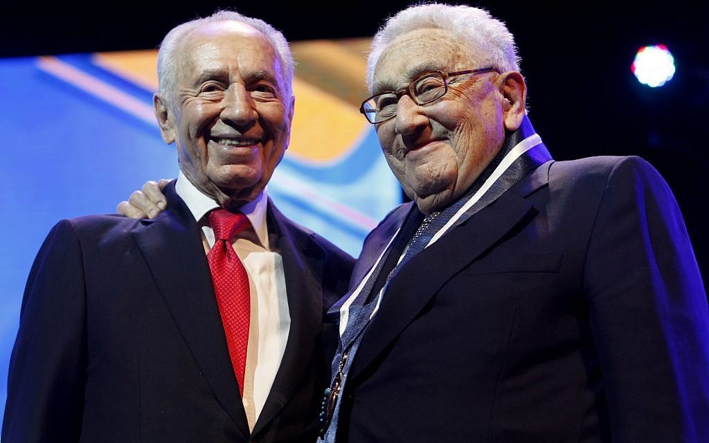 Former American Foreign Minister Henry Kissinger, right, with former president Shimon Peres in 2012. (Miriam Alster/Flash90)