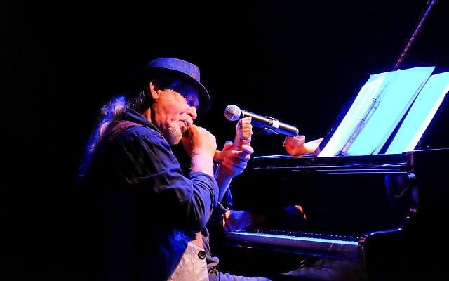 Singer Shlomo Gronich performs at a concert, June 14, 2017. (Gershon Elinson/Flash90)