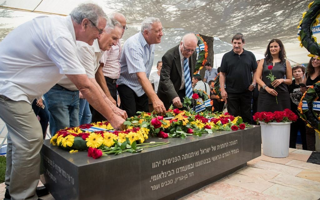 People pay their respects near the grave of the late Shimon Peres during a ceremony at Mount Herzl in Jerusalem, marking one year since his death, September 14, 2017. (Yonatan Sindel/Flash90)